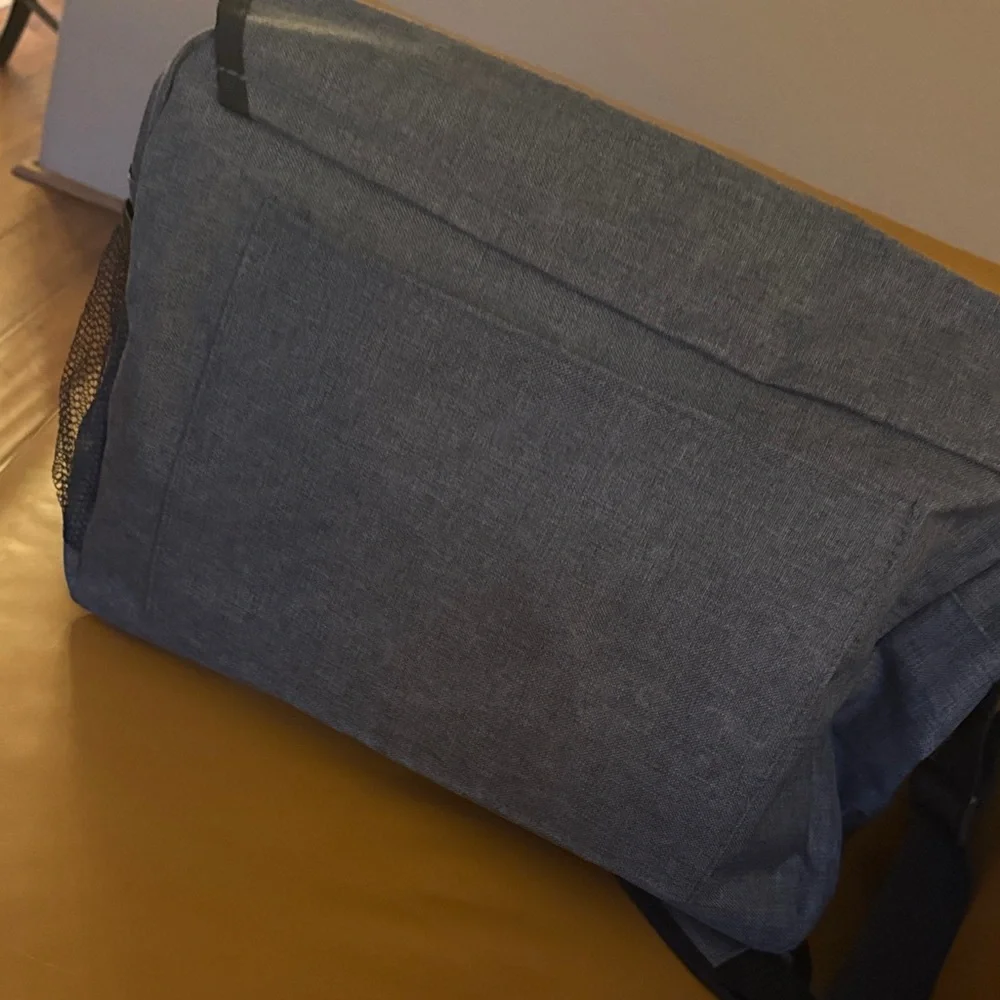 NWOT University of Oregon College of Arts & Sciences Gray Messenger Bag